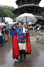  Immer originell verkleidet: Harald Heigl aus dem Fränkischen kam 2019 als "Konig Ludwig II" mit Regenschirm (©Foto. Martin Schmitz)